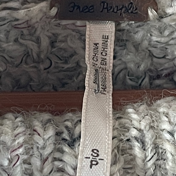 Free People Turtle Neck Cream Color Tinged of Blue Red Threads Sweater. Size S/P - Picture 8 of 9